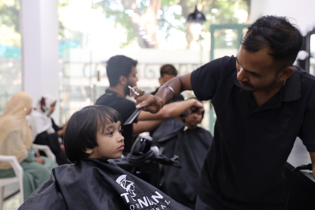 Professional haircut training in the Athenian salon classroom